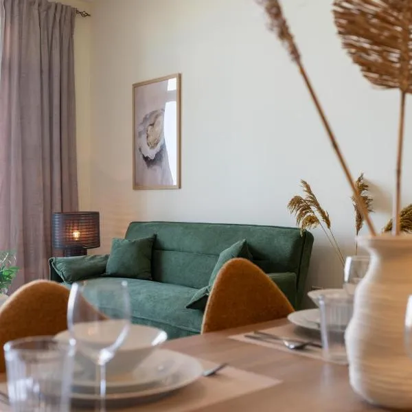 Green Oasis in Dubai - Expat Preferred Community - The Greens - The Views - Perfect for Business and Pleasure - Close to Metro - Park, Lakes and Jogging 1 min walk away - Yoga Classes by the Lake - 4 People - Big Balcony - 3 min drive to Sheikh Zayed Road, hotel in Dubai