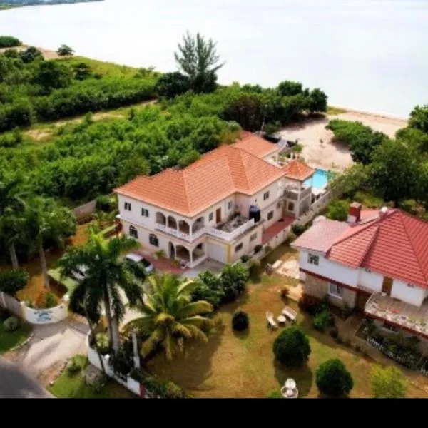 Indigo Beach Villa, hotel en Black River