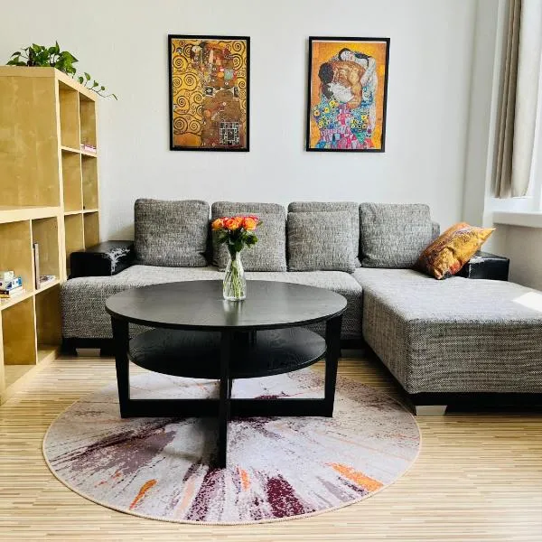 Lovely nest! Just beside SCHÖNBRUNN PALACE and ZOO!, hotel vo Viedni