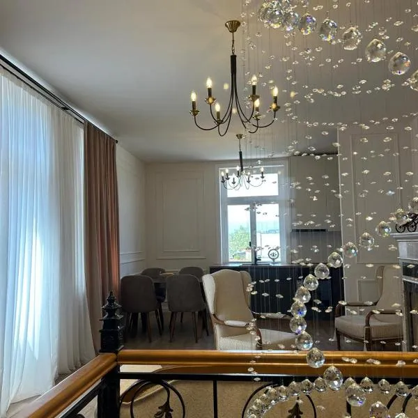 Elegant French Penthouse in Old Tbilisi, hotel di Tbilisi