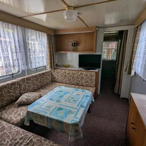 Bungalows mit DDR-Charme - im Herzen von Rügen, hotel en Samtens