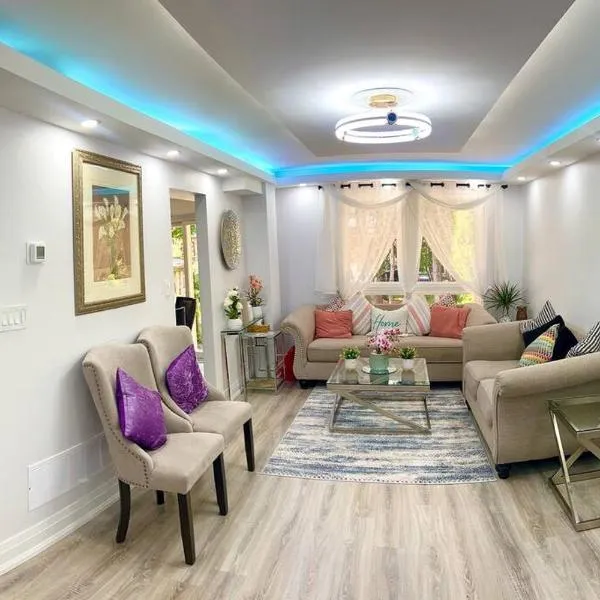 Super Luxury Family Home - 3 Bedrooms, 1 Full Bathroom and 1 Half Washroom with Free Parking, Wifi, Netflix, hotel in Toronto