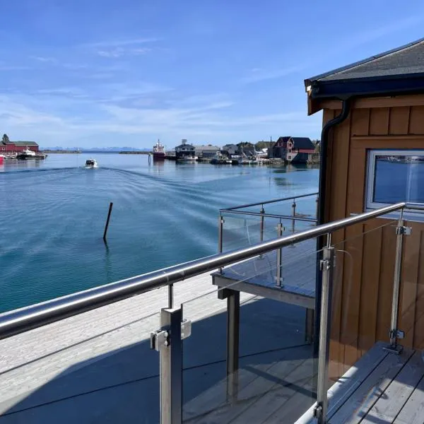 The Harbour House, dorm and twin, selfservice hostel, hotel in Ballstad