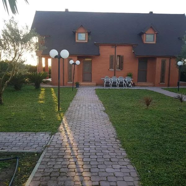 Vila Elio Guest House, hotel in Divjakë