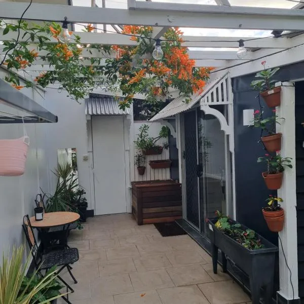 Small PET FRIENDLY Granny flat with paved courtyard, hotel in Caloundra