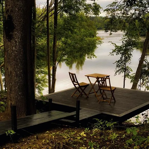 Riverfront design cabins by Ragnar Glamp, Hotel in Koknese