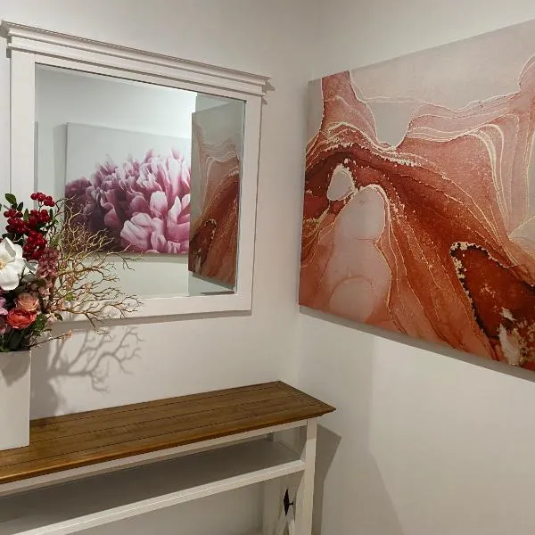 Beautiful 3 Bedrooms BNB between Airport and Sea, hotel in Cheltenham