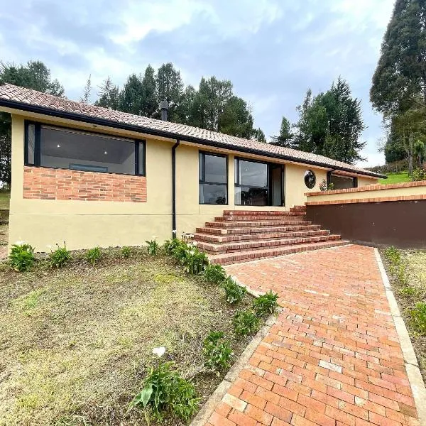 Lujosa Cabaña Represa del Sisga TV Wifi Cocina BBQ, hôtel à Chocontá