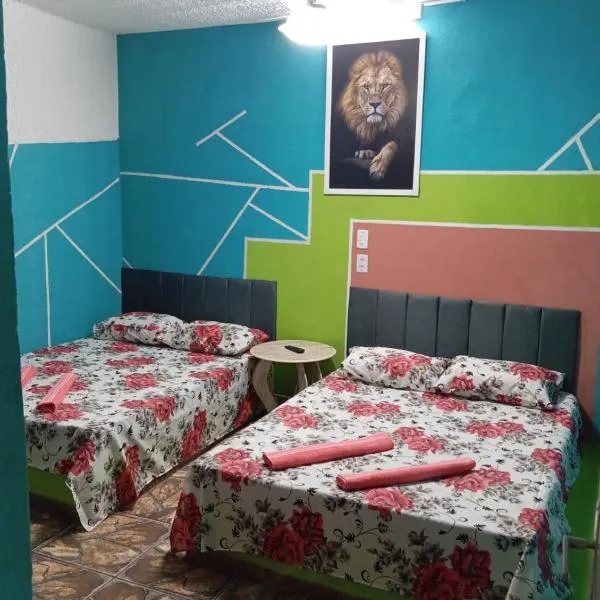 Quarto, garagem, portão automático, banheiro, wi-fi, tv, frigobar e ventilador de teto โรงแรมในอาปาเรซิดา