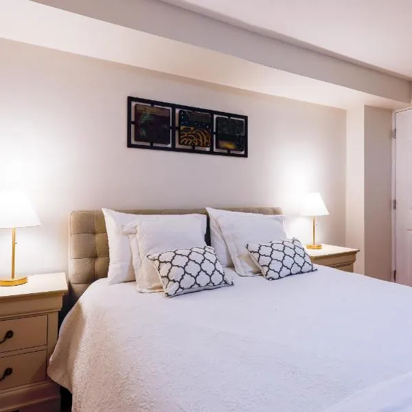 1,200sq ft comfy home, perfect location, luxury bedding, feels like home!, hotel in Mississauga