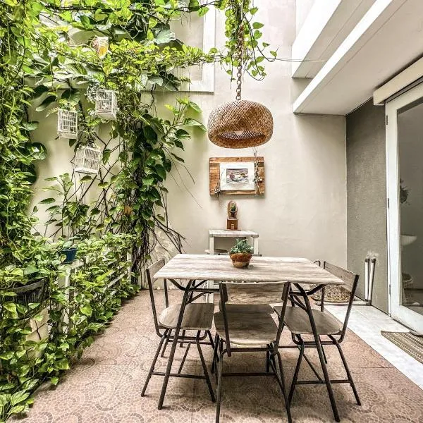 Royal Residence 3BR Exclusive Town House in West Surabaya by Le Ciel Hospitality, hotel v destinaci Surabaja