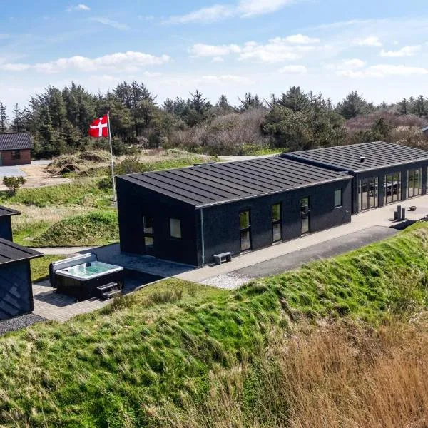 Luxurious Holiday Home With Sauna And 5-Person Outdoor Spa -1018, hotel v destinaci Ringkobing