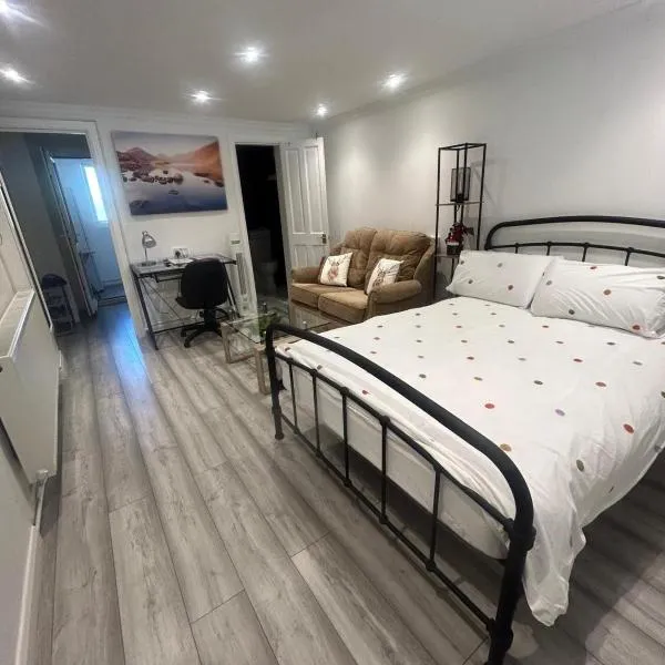 Adorable 1-bedroom entire place with free parking, hotel in Cambridge
