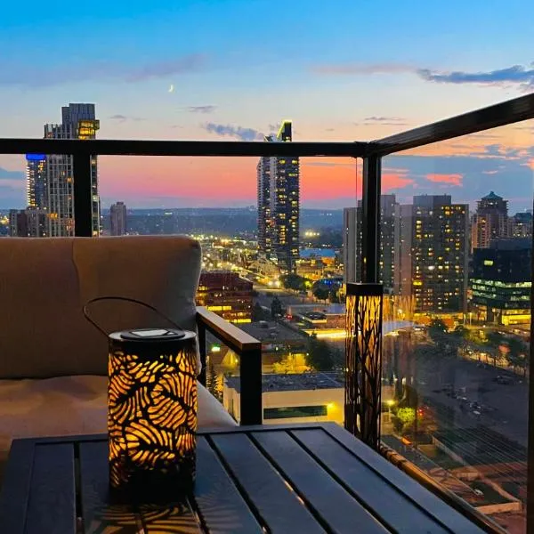 LUXURY Downtown Sunset Getaway - Your Home Away From Home - Fully Stocked Kitchen, Gym, Balcony, FREE PARKING, hotel in Calgary