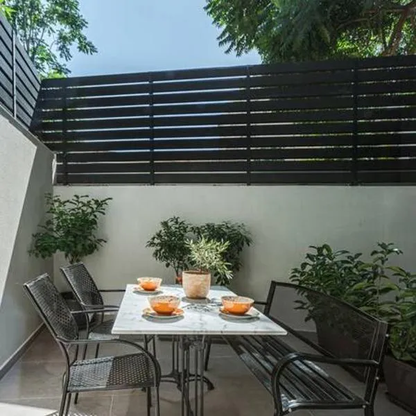 The Meta Stay - Backyard Oasis with Rooftop Access, hotel in Athens