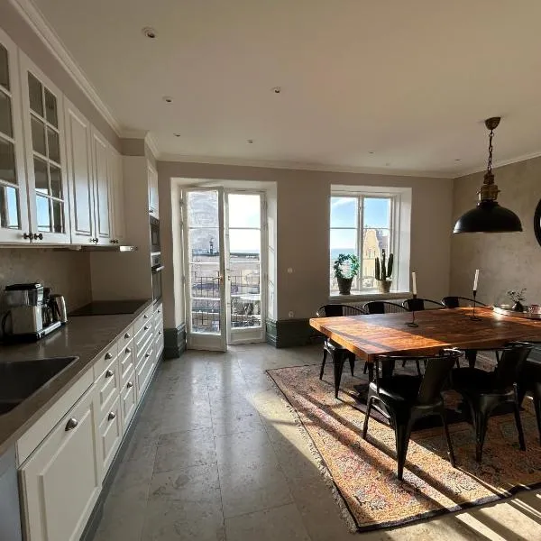 Wonderful 3-bedroom APT in heart of Visby, hotel in Visby