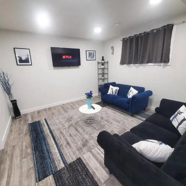Charming 2-Bedroom Basement Oasis Sleeps 5,Size-150sqm, Netflix, family friendly, hôtel à Edmonton
