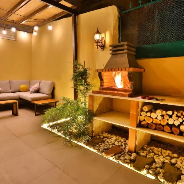 Charm Vintage Achrafieh Apt with Garden Pizza Oven BBQ Hottub, hotel in Beirut