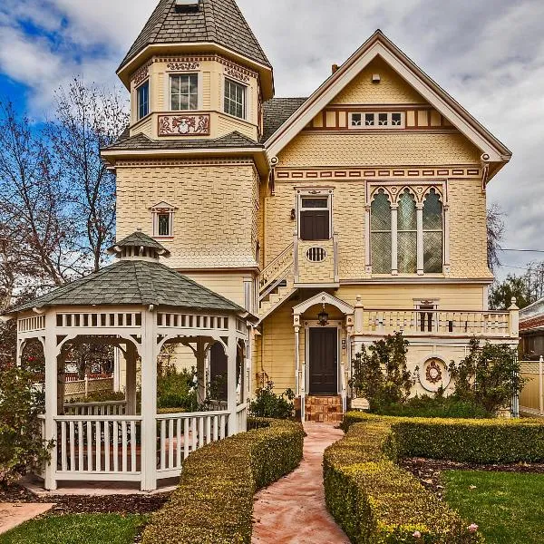 Victorian Mansion Bed and Breakfast Inn, hótel í Los Alamos