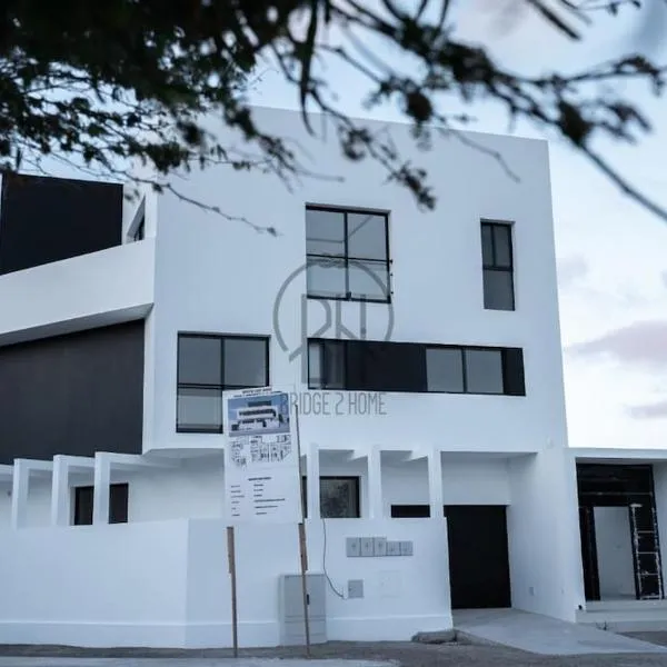 Luxury Penthouse with Private Pool, Ocean, City & Mountain view 6 Pers 2 BR, hotel in Lazareto