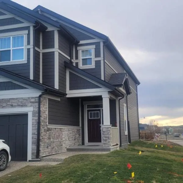 A Cozy home away from home at South East Calgary，位于卡尔加里的酒店