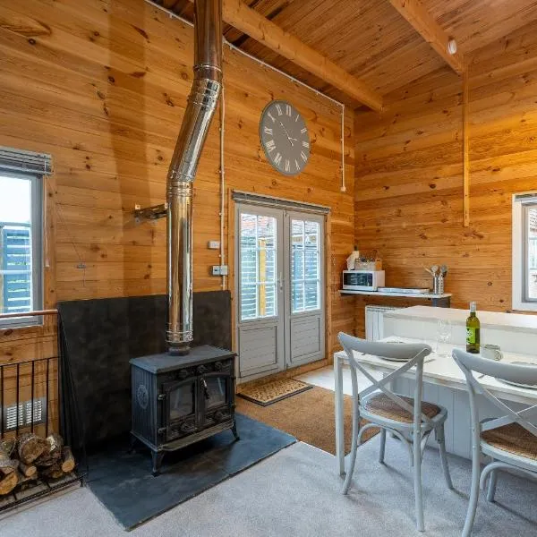 Walliswood Lodge - Wood Burner, Air Con & Wi-fi, Rural Retreat, hôtel à Ewhurst