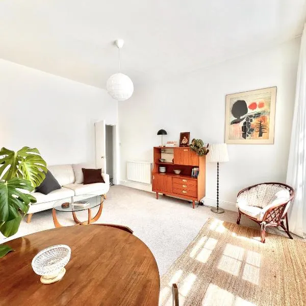 Bright Old Town City Centre Apartment, hotel in Edinburgh