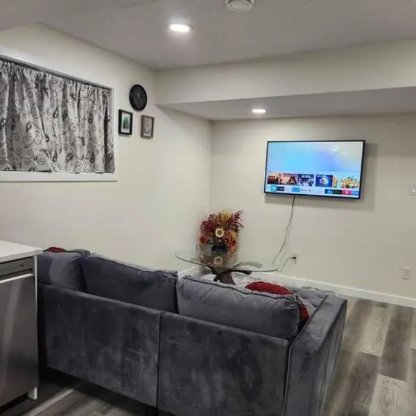 Modern 2 Bedroom Basement Suite Chappelle Edmonton, hotel a Edmonton