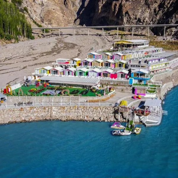 Luxus Hunza Attabad Lake Resort – hotel w mieście Hunza