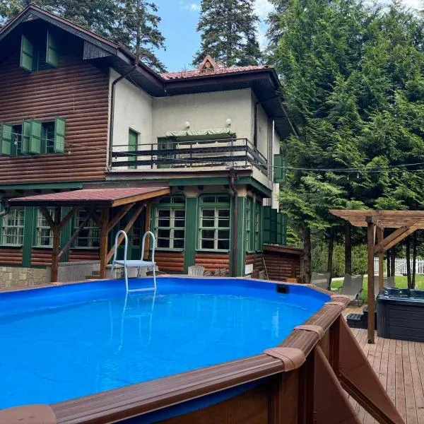 Villa Adis with Hot Pool & Jacuzzi by BookVillaBG, hotel v destinaci Borovec