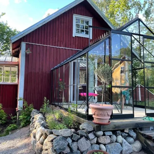 Den lilla röda stugan, Hotel in Kirjala