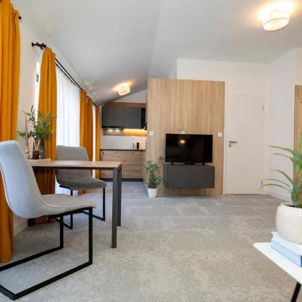 ALURE RESIDENCES 11 - 24h self check-in & private parking next to the apartment building included, CITY CENTER right on SNP Square in a quiet passage, new building, best deal in town, hôtel à Banská Bystrica