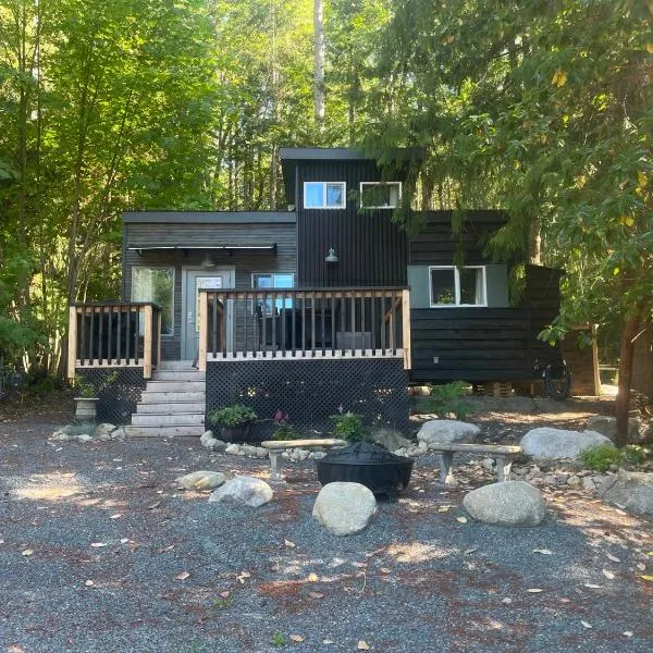 Malaspina Strait Tiny Home, hotel in Powell River