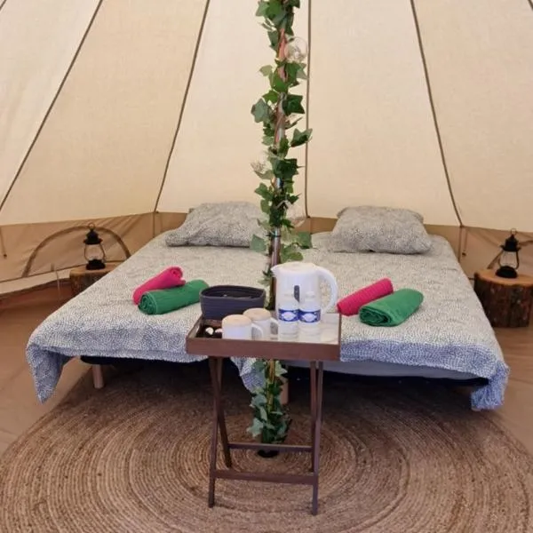 Lodge tente les pommiers Glamping Ô rendez-vous en demi-pension,位于Roquefeuil的酒店