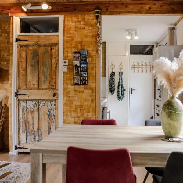 Sfeervolle bungalow op vakantiepark Baarland、Baarlandのホテル