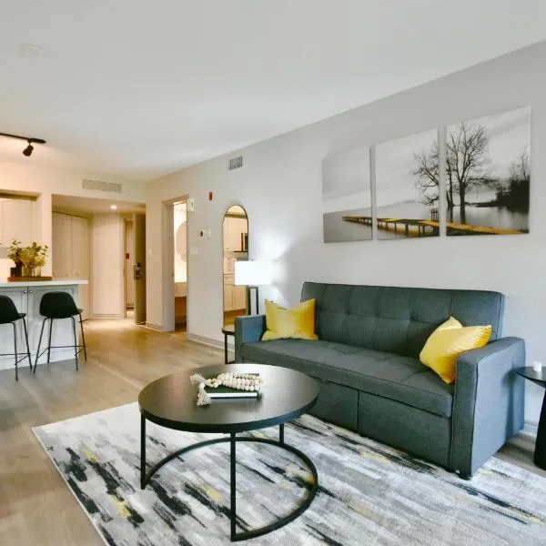 Horseshoe Valley Bliss - Luxe Condo Retreat with Jacuzzi - Top Floor Romance - Self-Check-in - Indoor & Outdoor Heated Pool Haven, khách sạn ở Shanty Bay