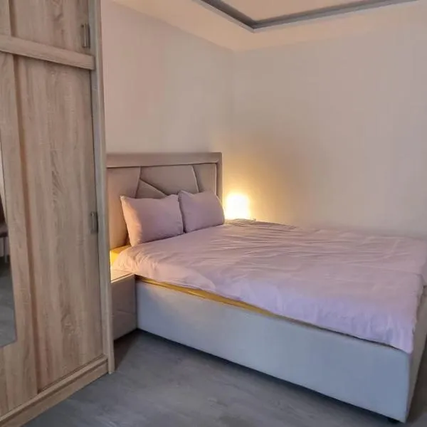 1 Room Apartment Plopeni, hotel in Plopeni