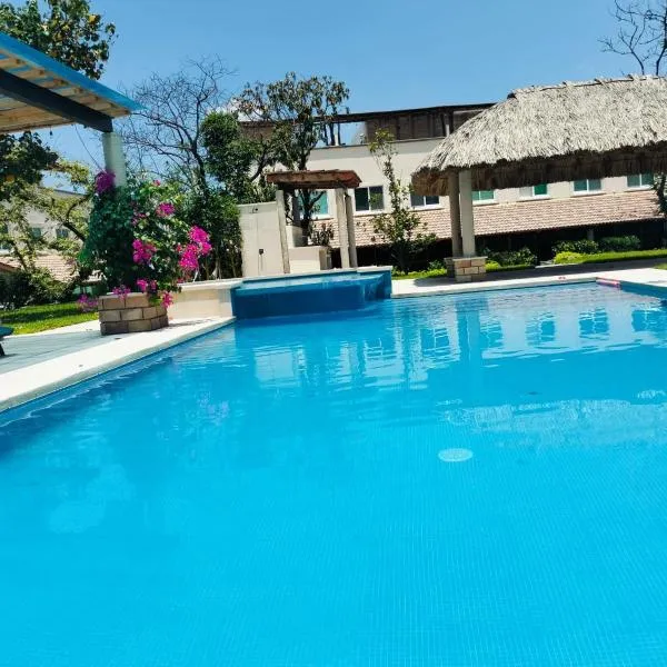 Cerca de Salones de Fiesta, con Alberca, AC e Internet, hotel v destinaci Xochitepec