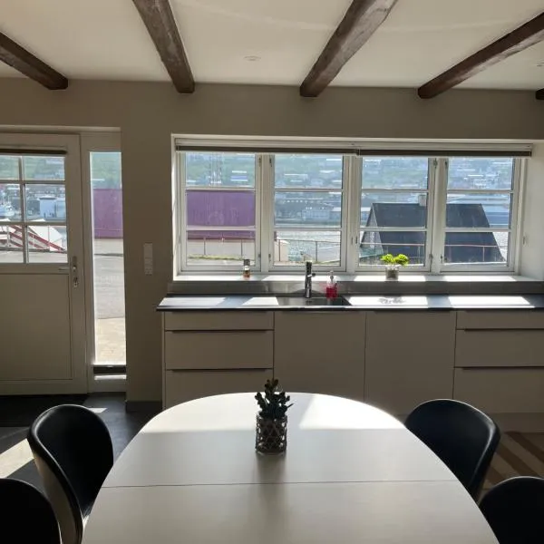 New Stylish Apartment Downtown, hotel i Klaksvík