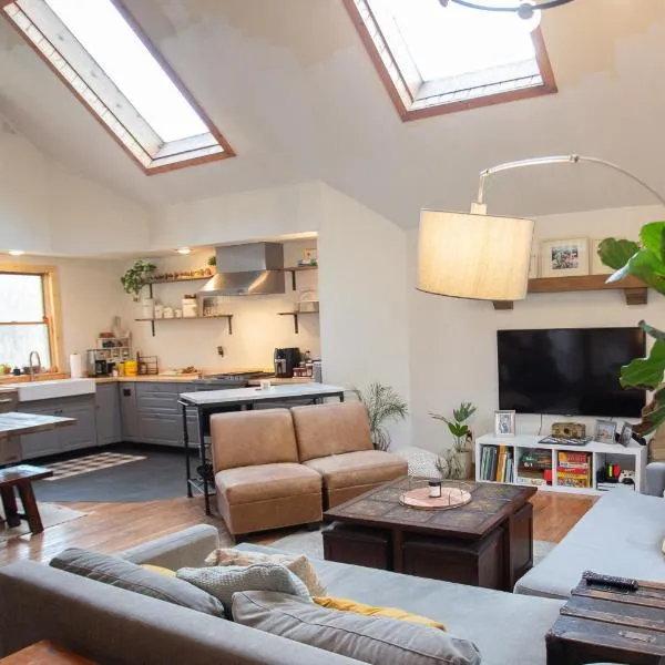 Cheerful 3-bedroom cabin with mountain view – hotel w mieście East Jewett