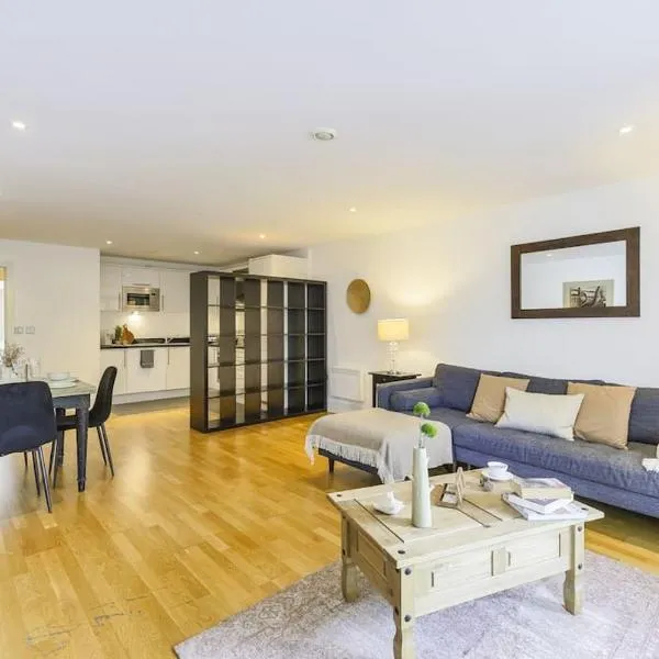 Elegant 2-Bedroom Apartment with Balcony, hotel in London