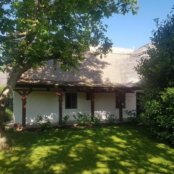 Nádtetős ház Gyenesdiáson a vízpart közelében, Hotel in Gyenesdiás