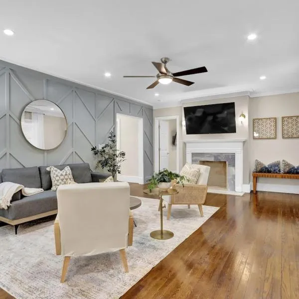 Sleek 5br Buckhead Homemodern,spacious & Central, hotel in Atlanta