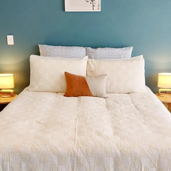 Wānaka Mountain Views Guest Room --no kitchen--, hotel i Wanaka