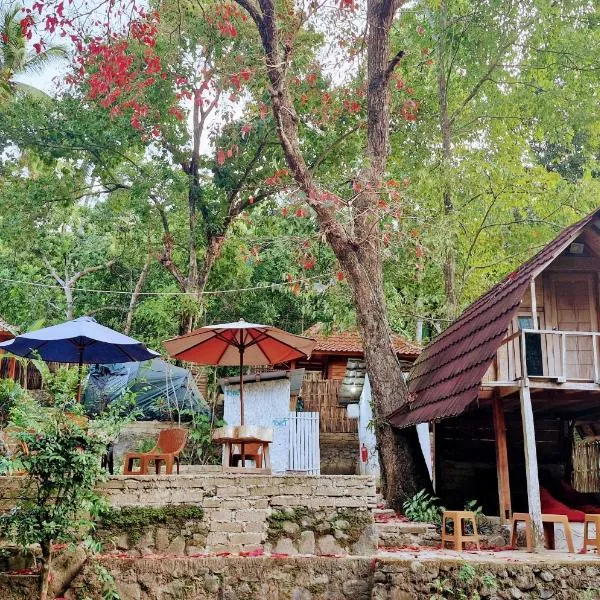 Tiu Ronton River , Bungalows Camping and Trekking, hotel v destinaci Pawenang