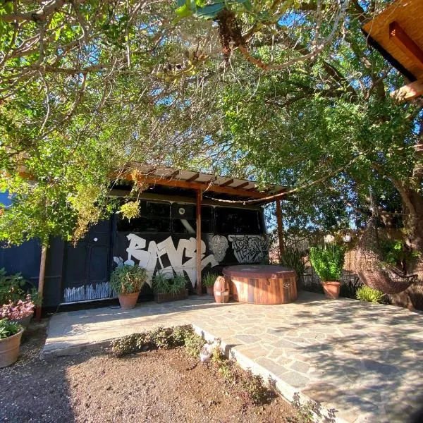 Magic Bus,位于克洛拉卡斯的酒店