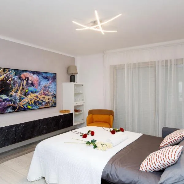 T3Appartement de luxe Croisette en face de la plage Martinez 80m2, hotel i Cannes