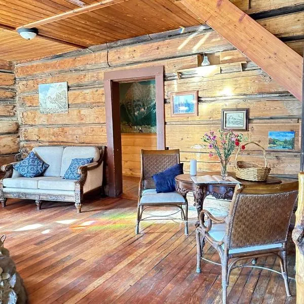 Rustic Beaverfoot Lodge Room N5, hotel in Parson