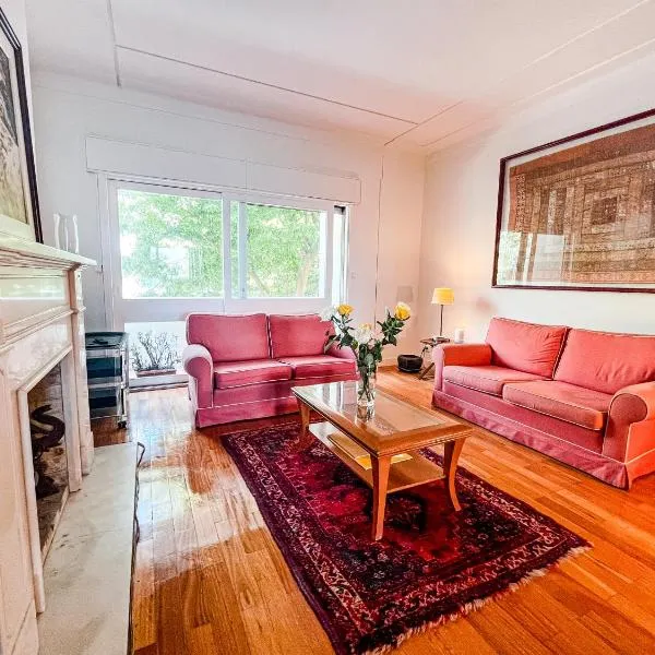 Spacious, Luxurious, and Charming Apartment in Premium Porto Location with PARKING, hotel v Portu