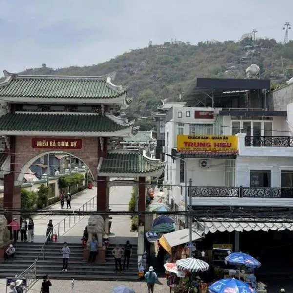 Trung Hiếu Hotel - bên cạnh Miếu Bà Chúa Xứ, hotel in Chau Doc